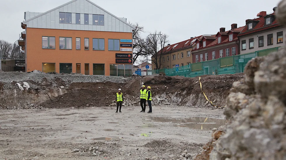 Så här ser det inte längre ut på Järnvägen 2, men för något år sedan var där ett stort hål.