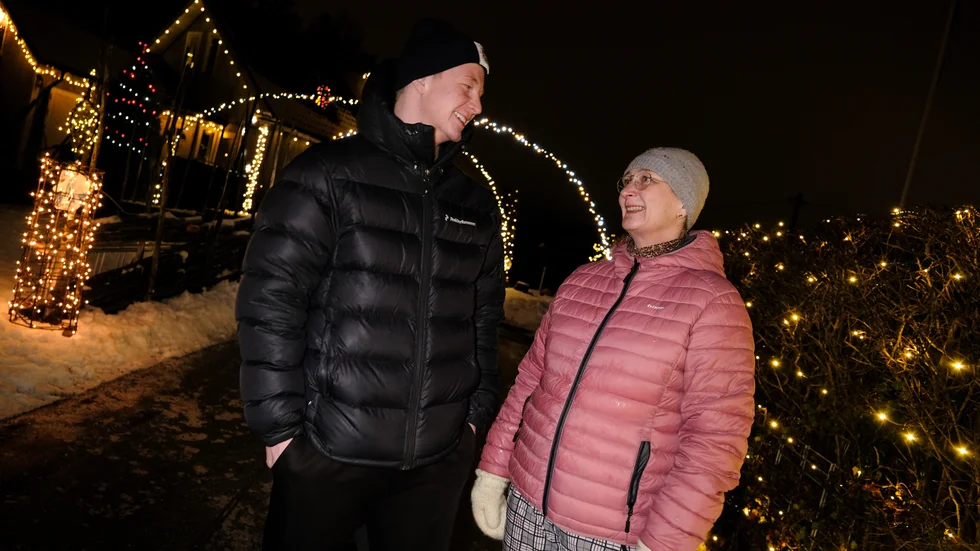 Konrad och Anette Ekström gillar att pynta trädgården hemma på Skogsgatan. "Roligt att kunna glädja alla som går förbi och tycker det är vackert att titta på".