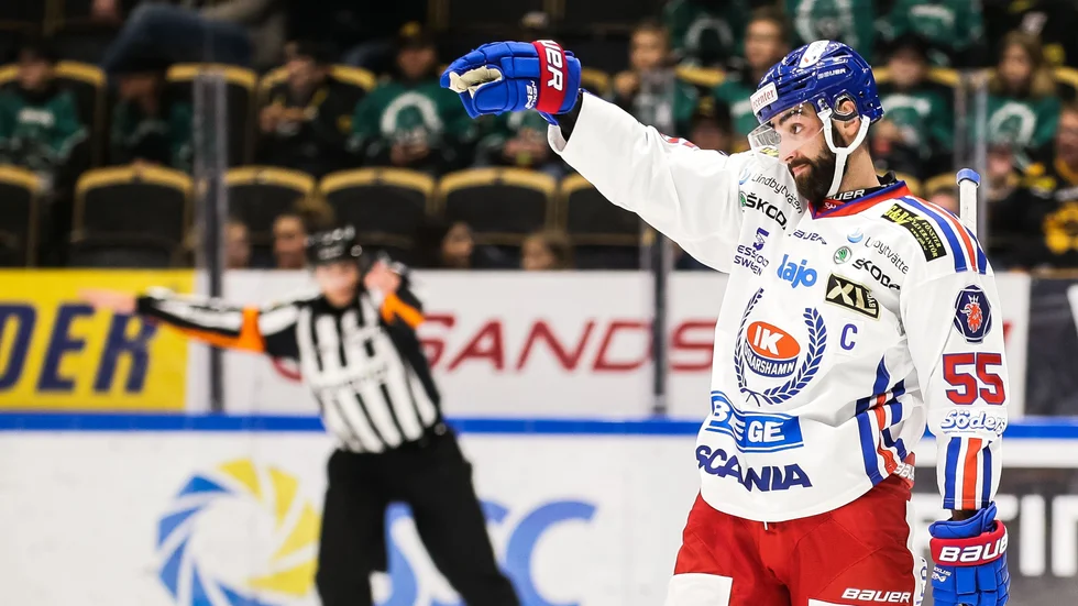 Johan Alm kunde jubla i Oskarshamn 2019 – innan ny skada tog vid. Nu är han klar för SHL-klubben igen.