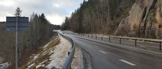 Maximal otur med det mesta – då lastbil blockerade E22 • Blixthalka, bränsleläckage, bromsproblem ... 