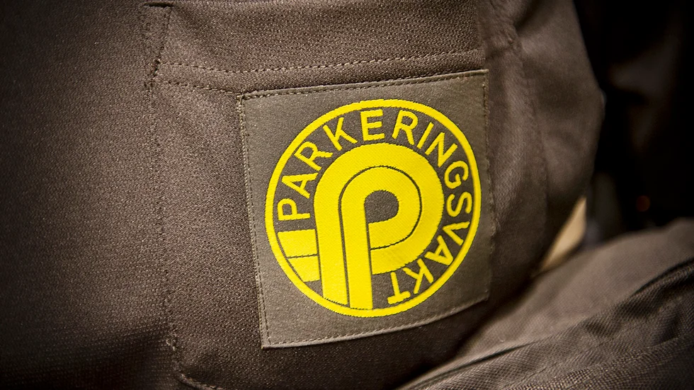 En man misstäks för ofredande efter att ha spottat på en parkeringsvakt. 