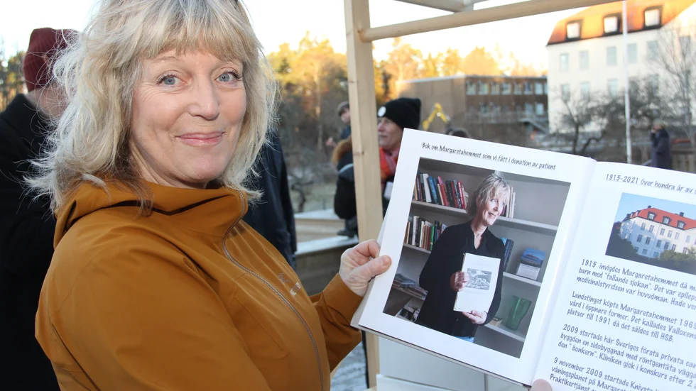 Monika Leissner, chef på Knivsta läkargrupp, är glad över att patienterna är nöjda. På bilden visar hon en bok som personalen skrivit om hur de upplevde pandemiåret 2021.