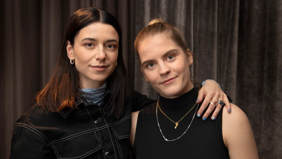 Clara Henry och Ulrikke Falch spelar huvudrollerna i tv-serien "Ligga".