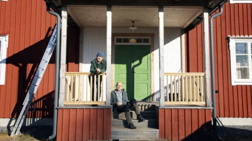 Bertholof och Agneta Brännström har flyttat ett gammalt timmerhus från Maurliden utanför Norsjö och byggt upp det igen i Strömbäck utanför Umeå. Den nya bron är en kopia av den gamla.