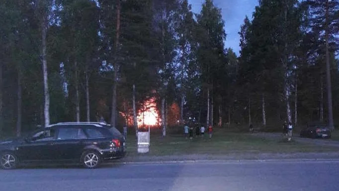 Branden i båthuset upptäcktes strax före halv ett natten till fredag. 