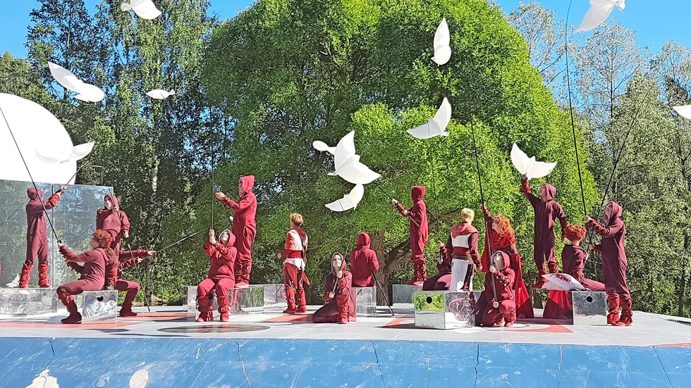 Teaterduvorna var lätta som luft.