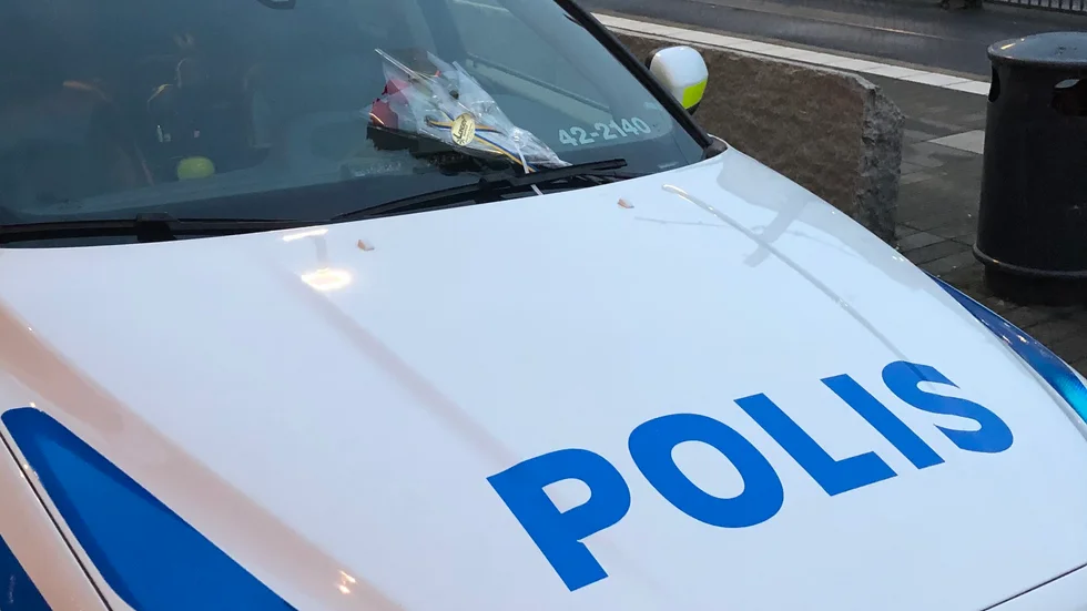 Under tiden som områdespoliserna patrullerade  på Mirum passade någon på att lägga rosor på deras bil.