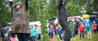 Blött men glatt midsommarfirande i Bonnstan