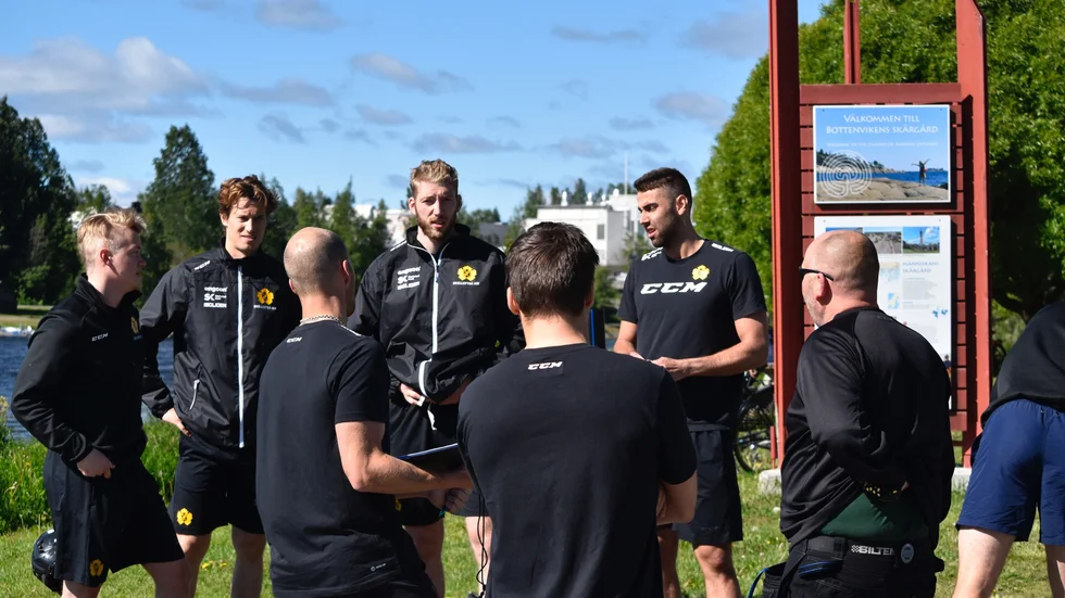 Stefan Thomson drar upp riktlinjer för AIK-spelarna.
