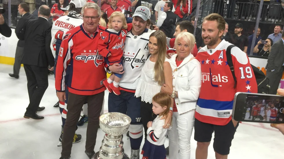 Nicklas Bäckström med familj efter Stanley Cup-segern. 