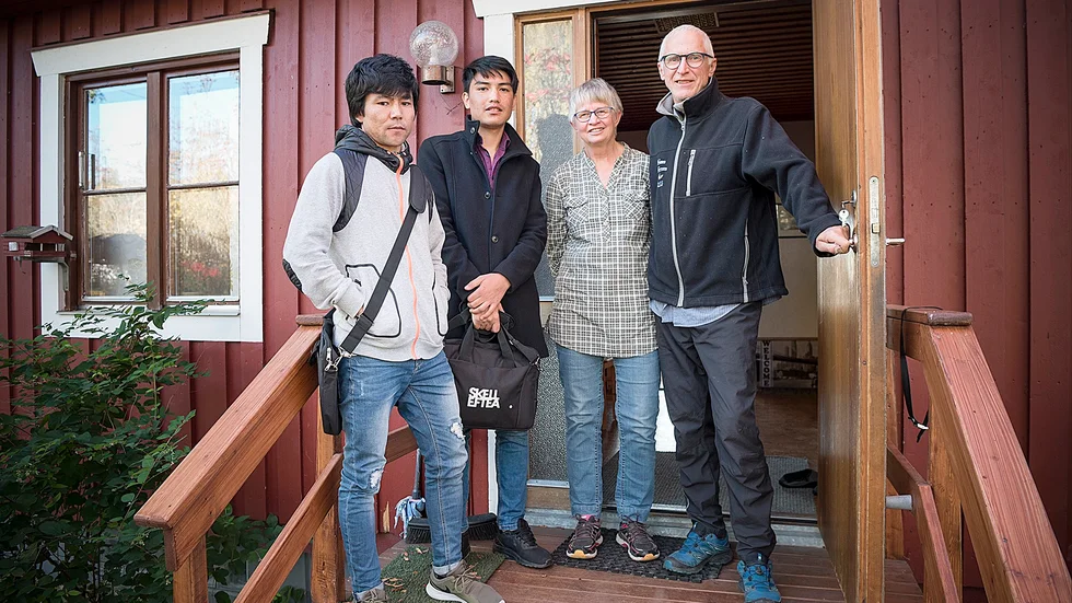 Qorban Husseini och Jamshed Molki är hemma hos Gunilla och Lars Enmark i Boviken som har Qorban boende hos sig sedan tre veckor tillbaka. 