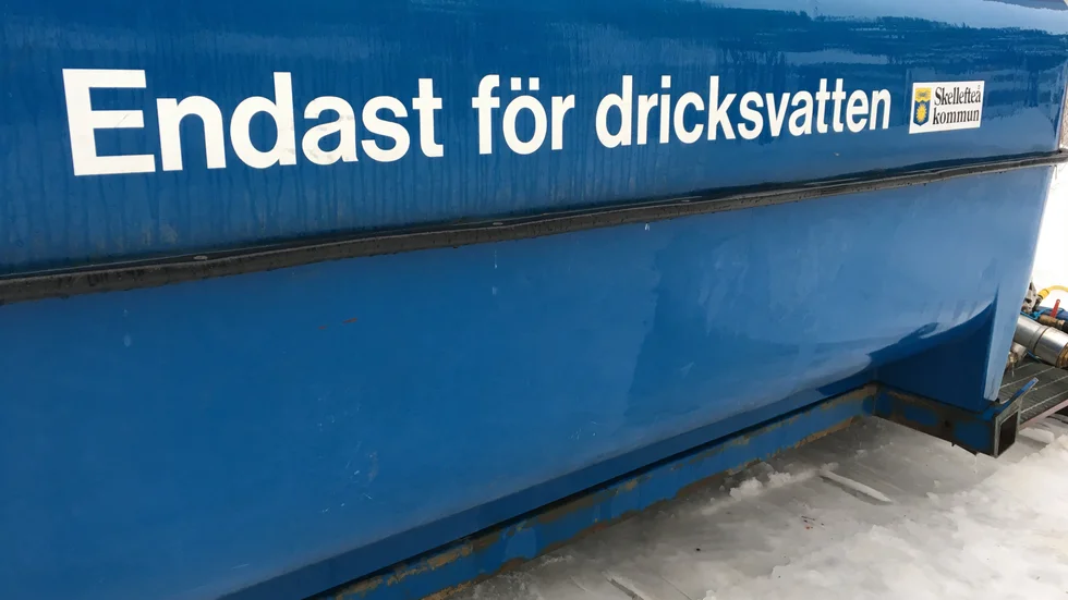 En vattentank ställs ut på Styrmansgatan där de boende kan hämta vatten i egna kärl.