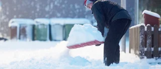 Låt en traktor rensa våra infarter från snöklumpar