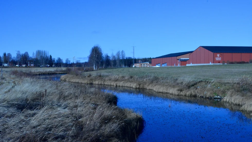 Noret, som rinner mellan Vajsjön och Norsjön, går genom området. Här finns också stora öppna fält.