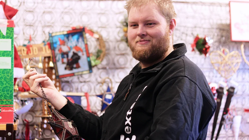 Johnny Eliasson jobbar på Knut´n och har hjälpt till att hänga upp bland annat julstjärnor. All julbelysning testas innan de säljs.