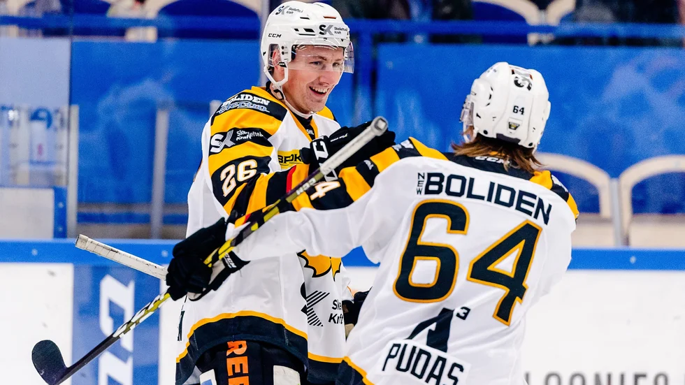 Patrik Norén jublar efter sitt första mål med AIK i SHL. Backen känner sig i fin form och ikväll ställs han mot Mora. Ett speciell motstånd för Norén som är från Säter i Dalarna. 