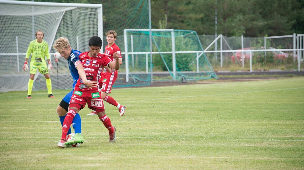Simon Alsenhag kämpade hårt vid lördagens match på Piteå IF 2. Alsenhag gjorde hemmalagets enda mål – på straff.