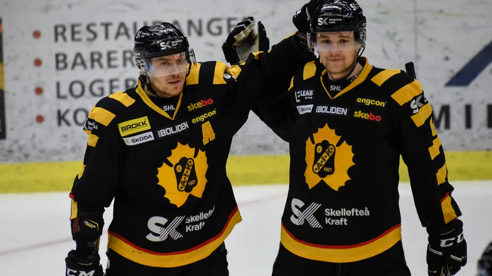 Pär Lindholm i AIK-tröjan tillsammans med tidigare lagkamraten Filip Berglund. 