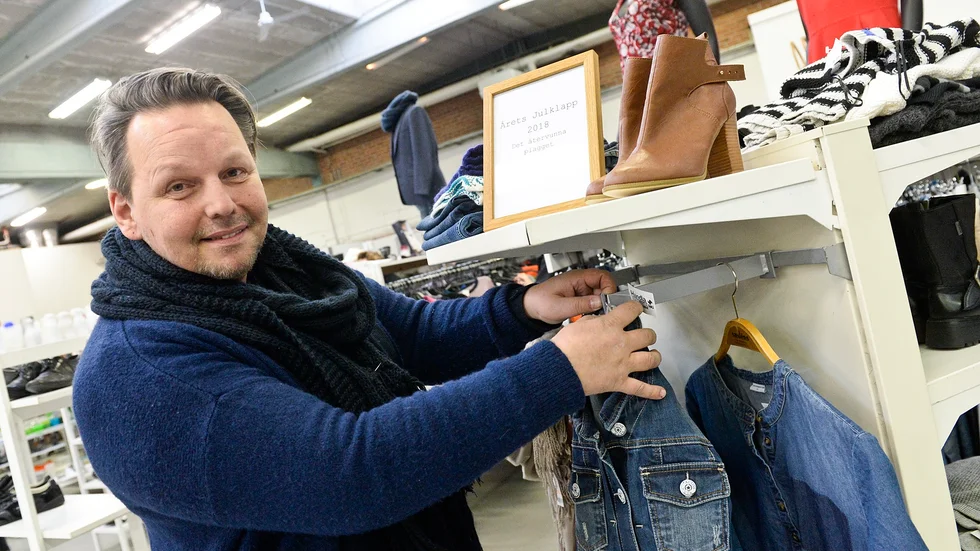 Frederic Ivansson, dekoratör vid Pingstkyrkans second hand.