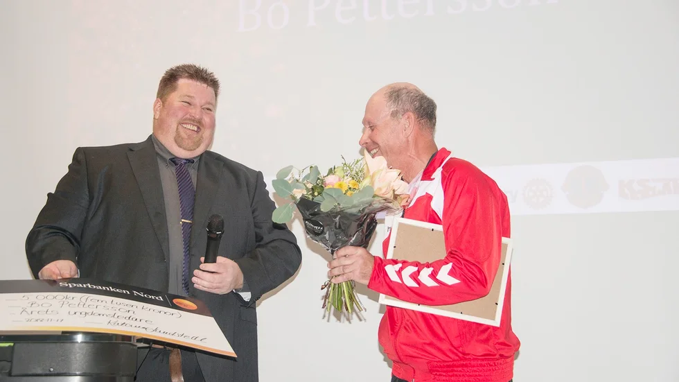 Fullmäktiges ordförande Peter Rydfjäll delar ut pris till årets ungdomsledarstipendiat, Bo Pettersson, som inte vann bara ett utan två priser under kvällen för sitt arbete inom slalom och badminton. Finkostymen hängde dock kvar hemma. ”Vi har badmintonturnering just nu så jag ska direkt tillbaka dit”, säger han.