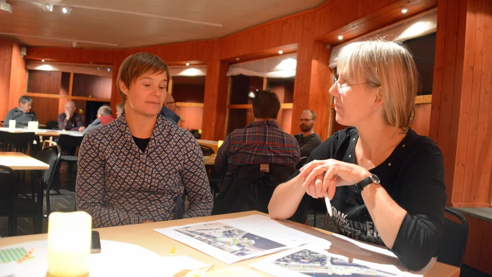 Landskapsarkitekt Stina Åslund och Elin Sixtensson Lundberg diskuterar hur områden vid torget och hamnen bör utformas.
