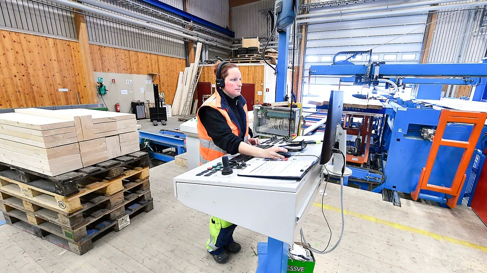Processoperatören Carro Strandberg jobbar i Martinsons nya förädlingsdel i Kroksjön.