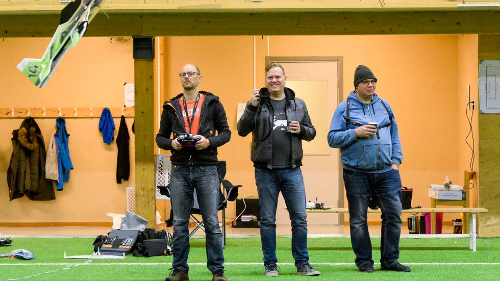 John Eliasson, Nicklas Lindgren och Henrik Dalin med sina radiostyrda modellflygplan.