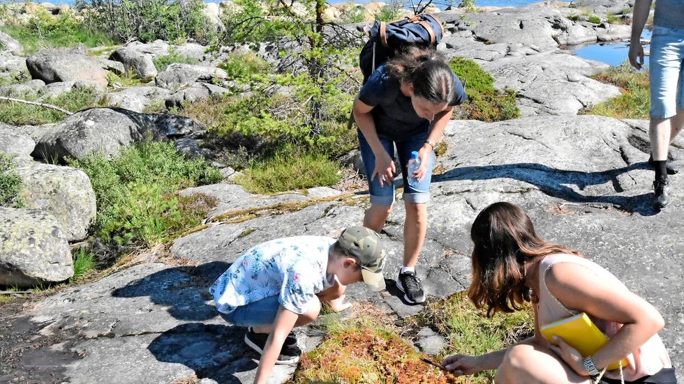 Inte bara geologi. Här får Christina lära sig något nytt om växter.