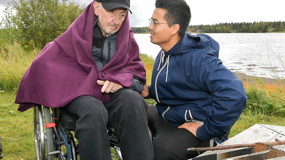 Roger Lundström vill gärna grilla en korv med sig har han Resa Ahmadi.