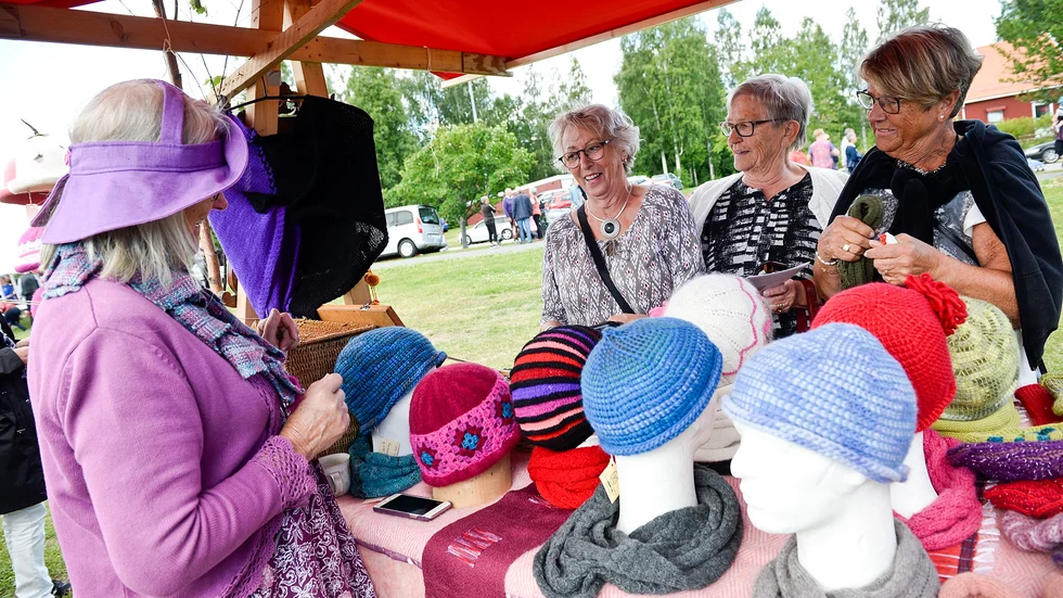 Lisbeth Markgren, Eva Enmark och Haldis Johansson besökte Rigmor Gustavsson som sålde stickade hattar och sjalar.