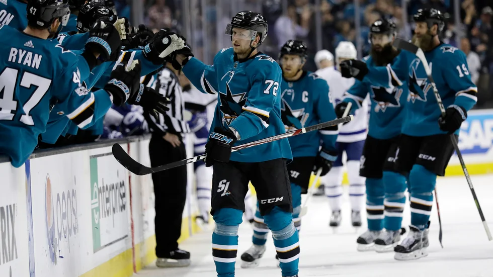 Tim Heed firar ett mål i Sharks-tröjan. 