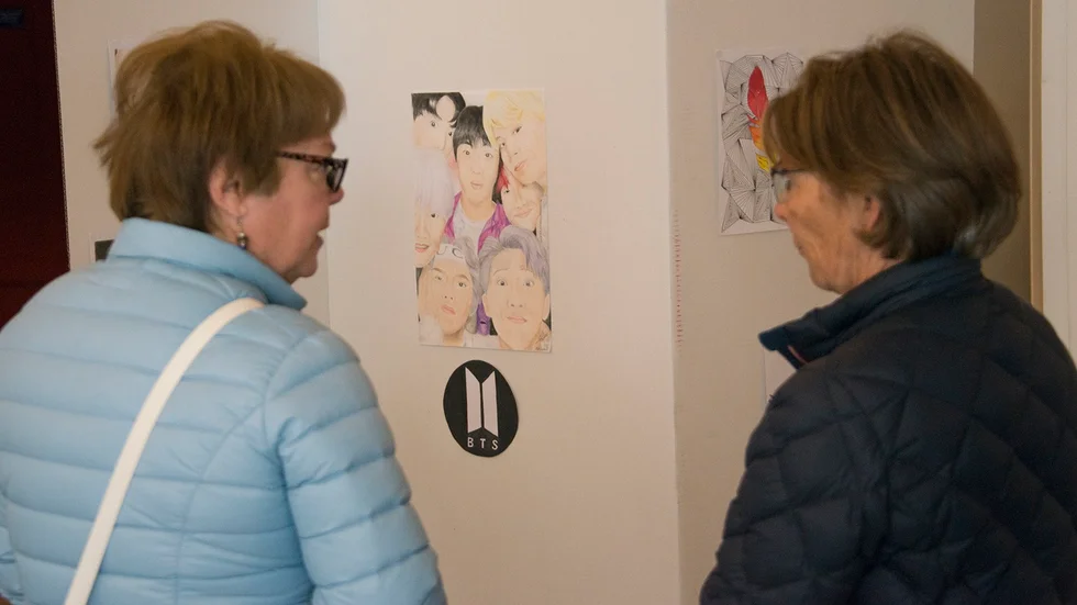 Maja inspireras också av film, musik, artister och kändisar. Här har gjort gjort ett porträtt av BTS, ett Sydkoreanskt band. Foto: Malin Johansson/NN.
