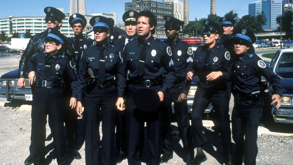 Polisskolanfilmerna hyrdes flitigt – men drog fortfarande också människor till bio, åtminstone i Lövånger. Foto: Still from Police academy III/Warner bros.