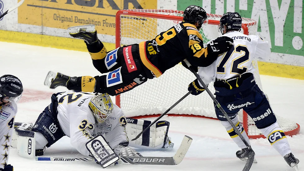 FLÖG FRAM. Trots att AIK och Andrew Calof hade hög fart och skapade mycket offensivt så satte HV-keepern Gustaf Wesslau och en strak defensiv stopp för sjunde raka hemmasegern för AIK.