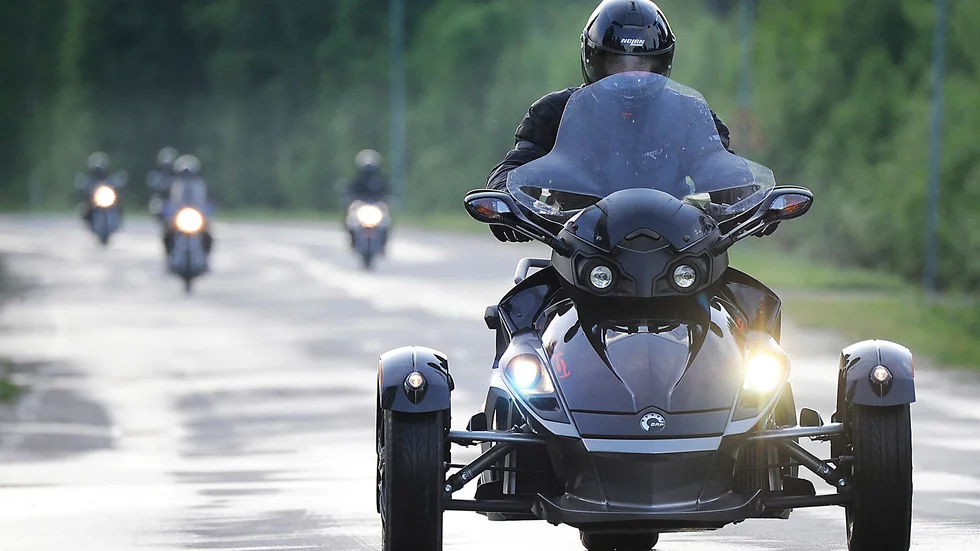 Kortege. Bo Lindberg från Ragvaldsträsk kör en så kallad trike vilken har tre hjul. ”Det är samma känsla som en vanlig motorcykel. Det är samma lukt, vinddrag och ljud."