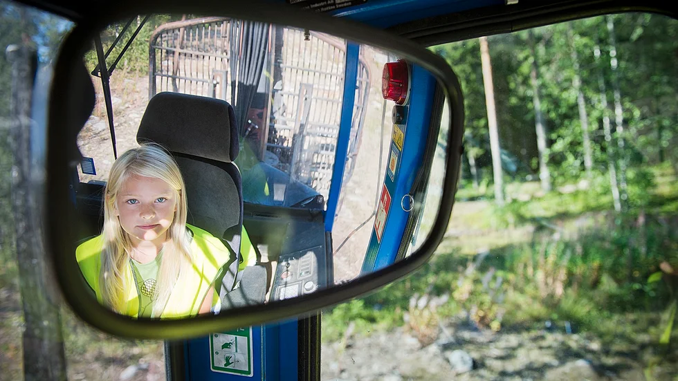 Konkurrent till sin pappa? Linn Gustafsson vill numera hellre köra än åka skotare, som hon fått göra med sin pappa.