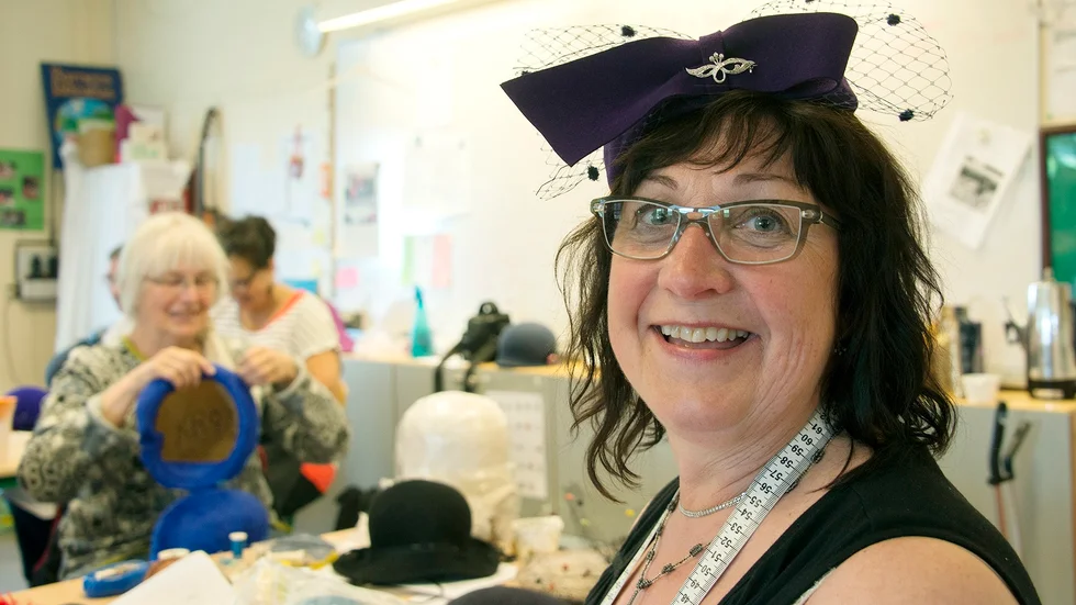 Hattskapare. Anita Lindström, Vistträsk, är en av deltagarna i den hattkurs som denna vecka genomförs i Glommersträsk. Man längtar hela vintern, säger Anita som är med på kursen för fjärde gången.