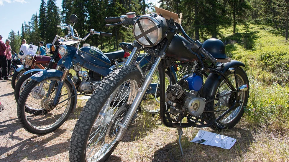 Hemmabygge. Ludvig Boström visade upp vad man kan göra av en ram från en gammal monark, en tank från en Fram King, en K50-motor och hjul och framgaffel från en EU-moped av crosstyp.