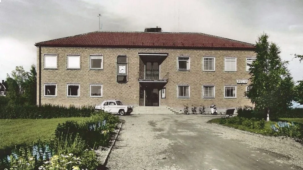Det dröjde länge till Bureå byggde ett eget kommunalhus. Det togs i bruk 1951 och byggdes på mark skänkt av Bure Bolag. Vykort lånat av Egil Sundman.