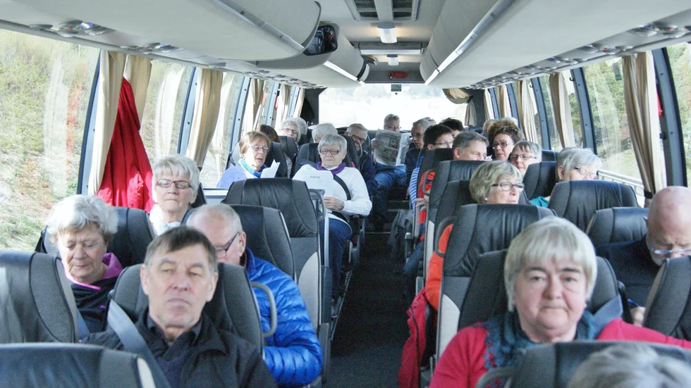 I bussen. Förväntansfulla PRO:are på väg till Gysinge.