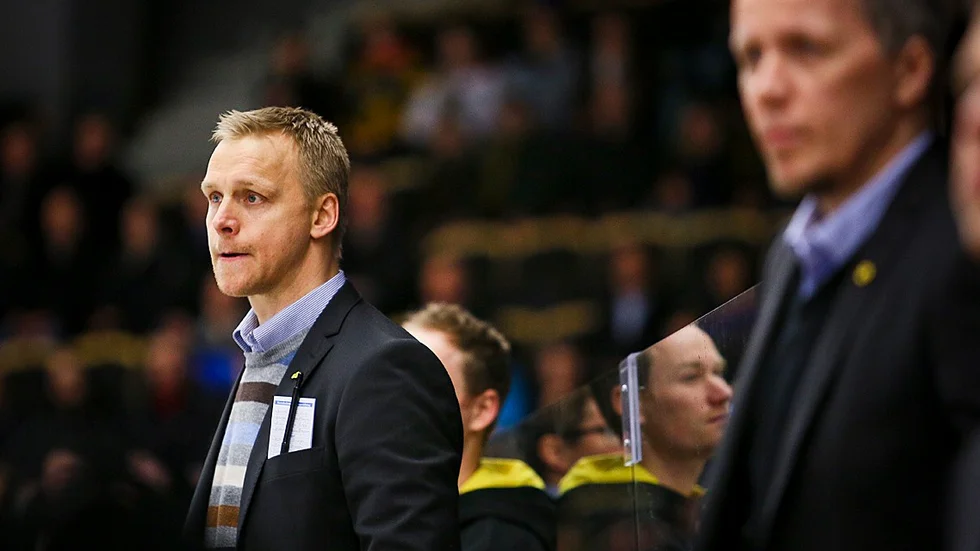 Hyllar. AIK-tränaren, Bert Robertsson, hyllar sina tre VM–spelare.