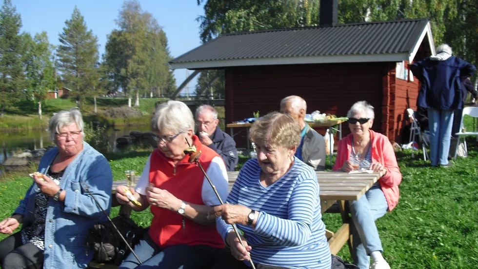 Korvgrillning. En trevlig dag i Kvarnbyn för Burträsk SPF.