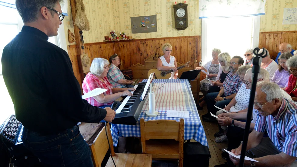 Psalmen ”Blott en dag” inledde det musikaliska på Byasnacket. Komminister Niklas Westling höll i programmet, Karin Lundmark svarade för orgelspelet och på främsta bänkraden, längst till vänster sitter Rut Mauritsson som svarade för lokal och förplägnad. Med gitarr i mitten sitter Madelen Aheinen Westerlund.