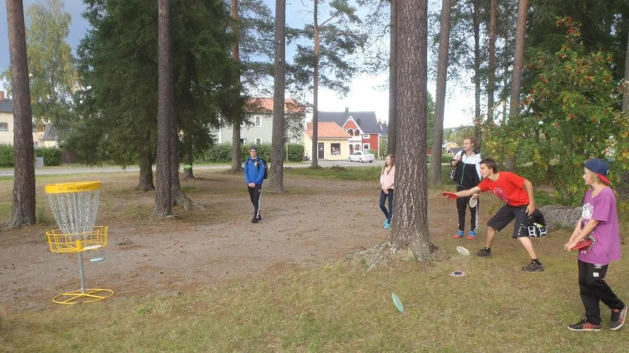 Putt på bana sex. De största entusiasterna spelade även i gatljuset då timmen blev sen.