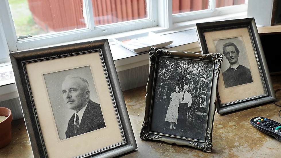 I vardagsrummet där Henry växte upp står fotografier av Henrys farfar och farmor som också var från Stensträsk och föräldrarnas förlovningsfoto. Foto: Roine Sandlén.