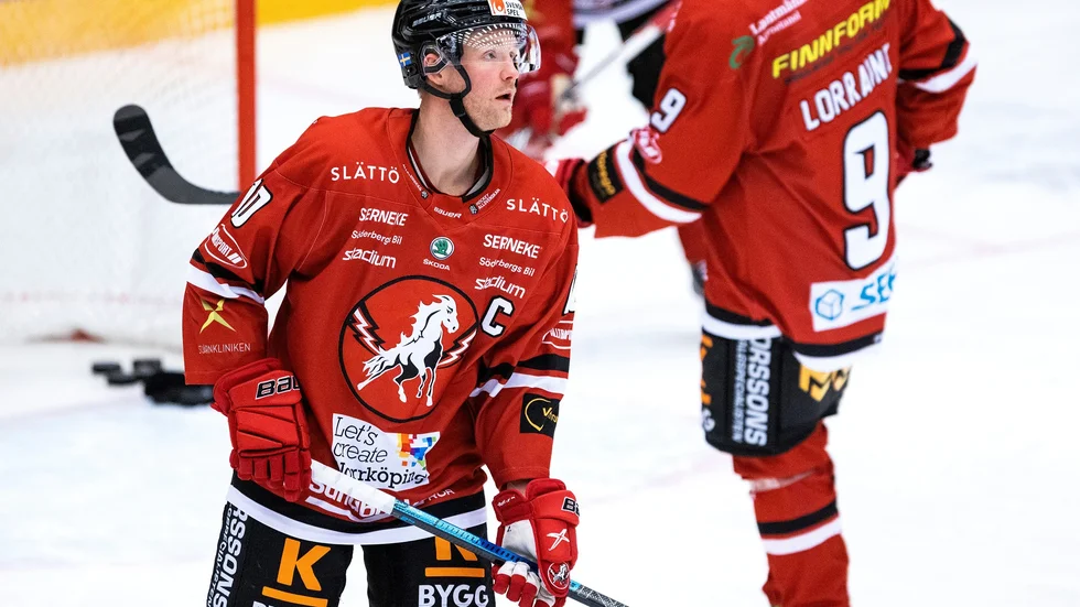 Jesper Samuelsson fick spela back igen. Lagkaptenen skötte det bra. Men Vita Hästen kammade noll mot Modo.