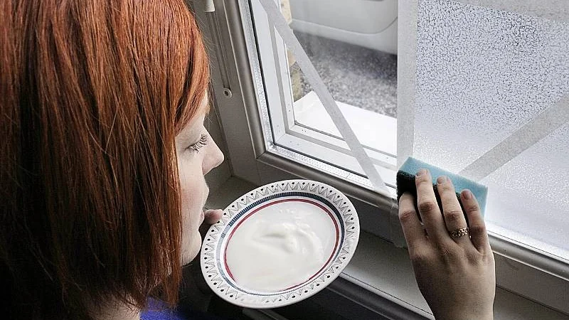 2. Det räcker med en liten klick filmjölk eftersom det bara ska vara ett tunt lager.
