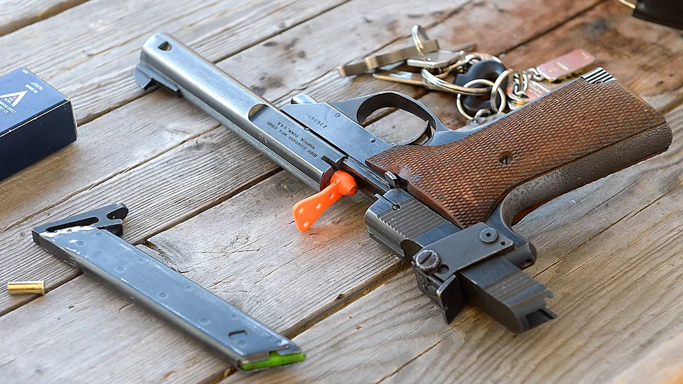 Säkerhet. När man hanterar vapen är säkerheten A och O. Alla magasin och pistoler måste vara tomma innan någon får kliva ut på övningsbanan.