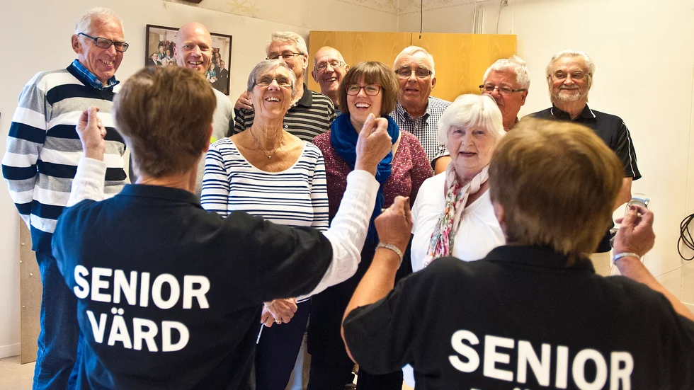 Uppvärmning. Arrangörerna för seniordagarna värmer upp inför evenemanget med att sjunga.