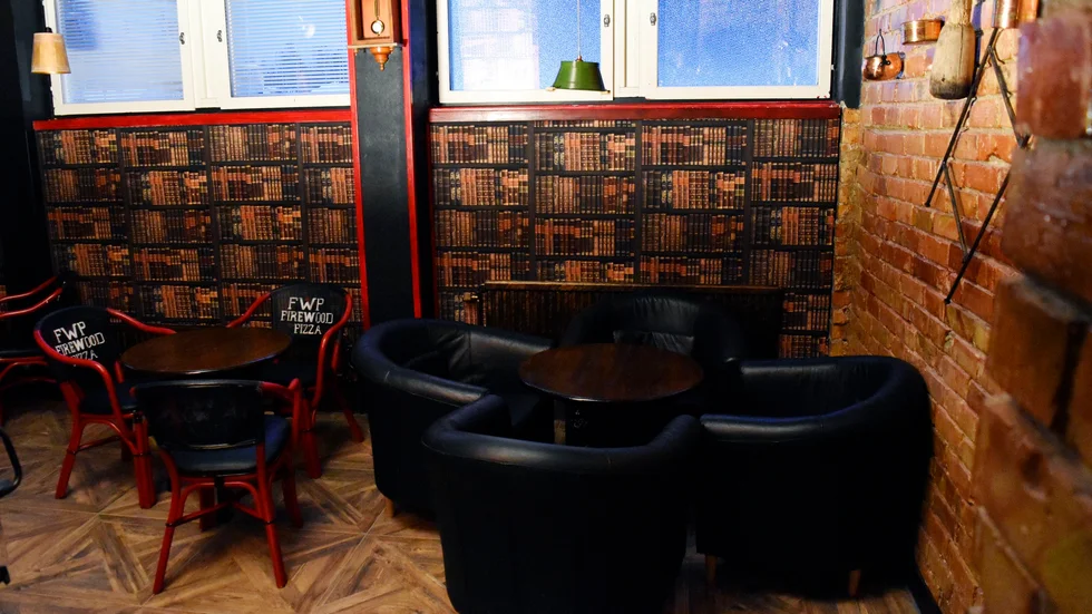 Längst in i restaurangen så har man inrett lokalerna för att skapa en bibliotekskänsla. Foto: Daniel Eriksson